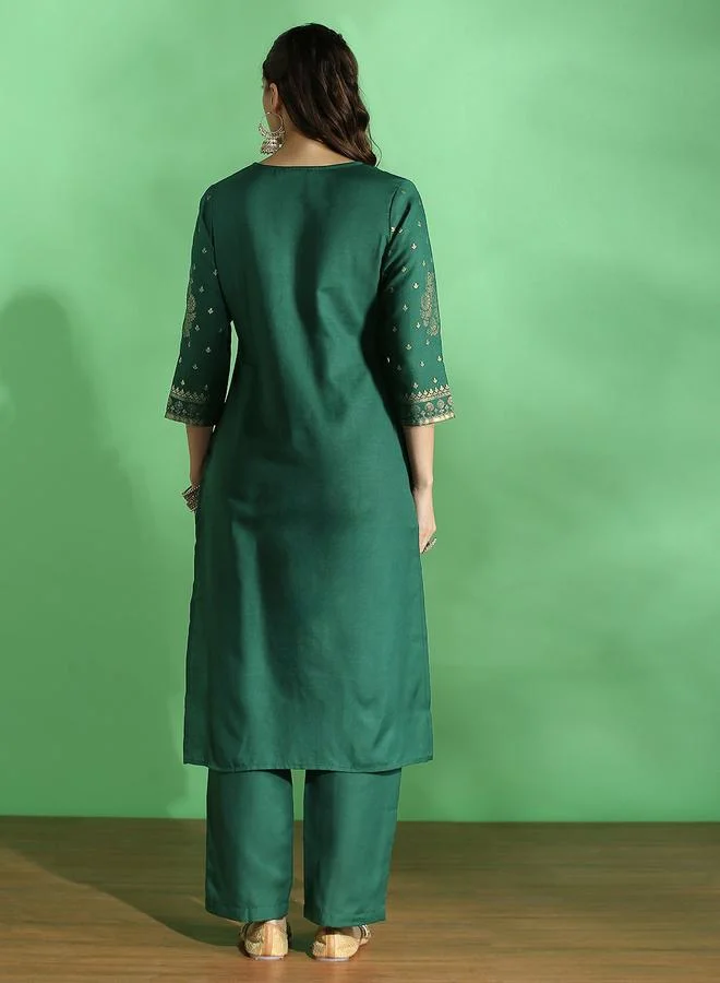 جلو باص طقم كورتا مستقيمة وبنطال بطبعة فويل إثنية